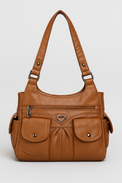 Sac à main en cuir marron avec poches avant, fermeture éclair et détail cœur en métal. Élégant et pratique pour un usage quotidien.