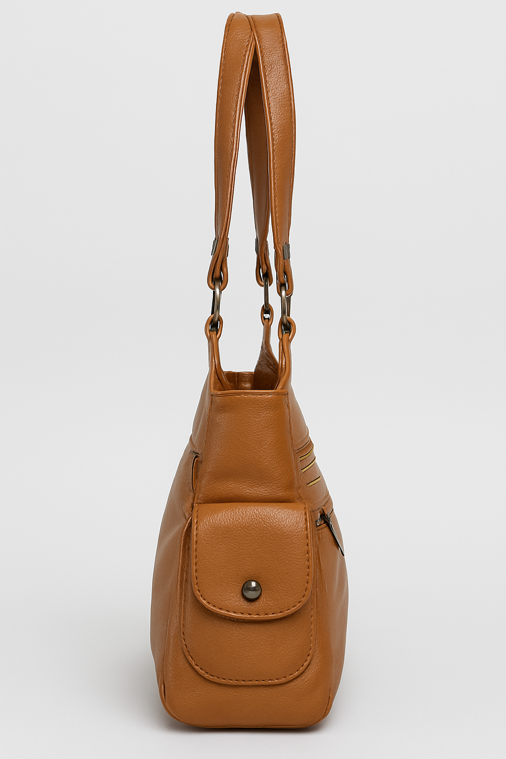 Sac à main en cuir marron avec bandoulière, poche avant à bouton-pression, design élégant et moderne. Accessoire mode femme tendance.