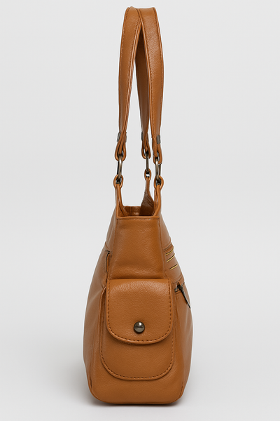 Sac à main en cuir marron avec bandoulière, poche avant à bouton-pression, design élégant et moderne. Accessoire mode femme tendance.