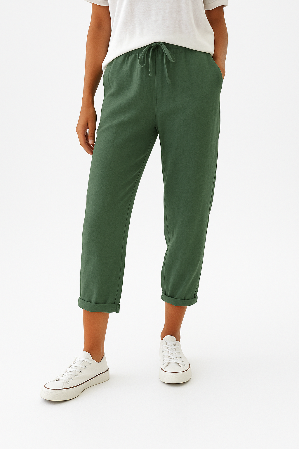 Pantalon vert femme, coupe décontractée, taille élastique avec cordon, ourlets retroussés, porté avec des baskets blanches et un t-shirt blanc.