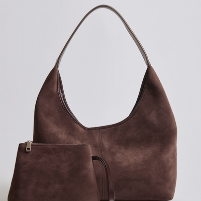 Sac à main en cuir marron avec pochette assortie, design élégant et moderne, parfait pour la mode féminine. Accessoire tendance et chic.