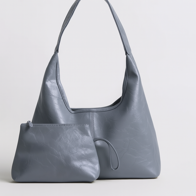 Sac à main en cuir bleu avec pochette assortie, design moderne et élégant, idéal pour la mode féminine. Accessoire tendance et pratique.