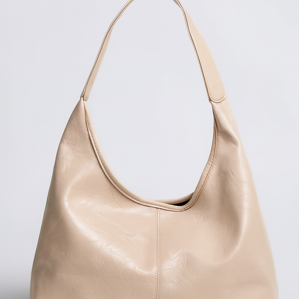 Sac à main beige en cuir vegan, design minimaliste, anse unique, fond blanc. Accessoire mode élégant pour femme, tendance et écoresponsable.