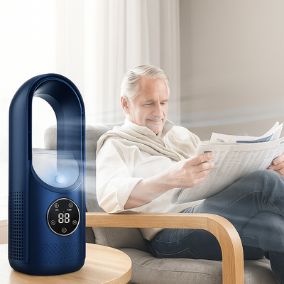 Ventilateur sans pales bleu avec écran numérique, homme lisant un journal en arrière-plan, design moderne, technologie de refroidissement efficace.