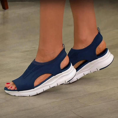 Sandales de sport bleues pour femmes avec semelle blanche, design ouvert et confortable, idéales pour la marche estivale. Mode et confort.