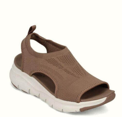 Sandale marron en maille respirante avec semelle blanche épaisse, design moderne et confortable, idéale pour l'été et les activités décontractées.