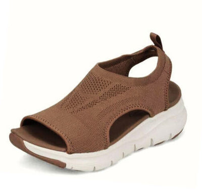 Sandale marron en maille respirante avec semelle blanche épaisse, design moderne et confortable, idéale pour l'été et les activités décontractées.