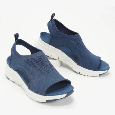 Sandales bleues en maille respirante avec semelle blanche épaisse, design moderne et confortable, idéales pour l'été et les activités décontractées.