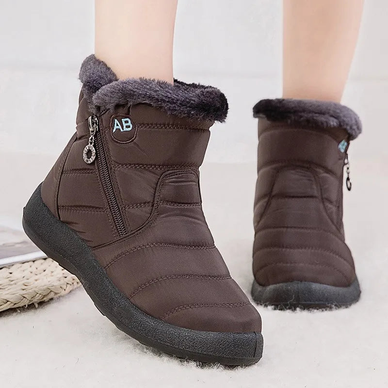 Botines negros de mujer forrados en polar, cómodos y casuales.