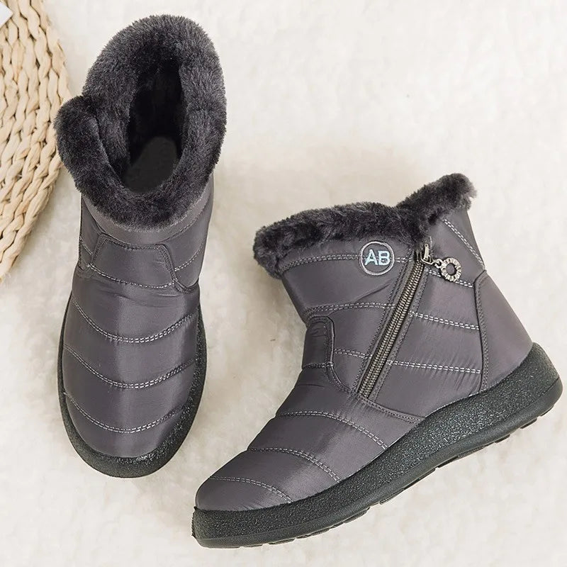 Botines negros de mujer forrados en polar, cómodos y casuales.