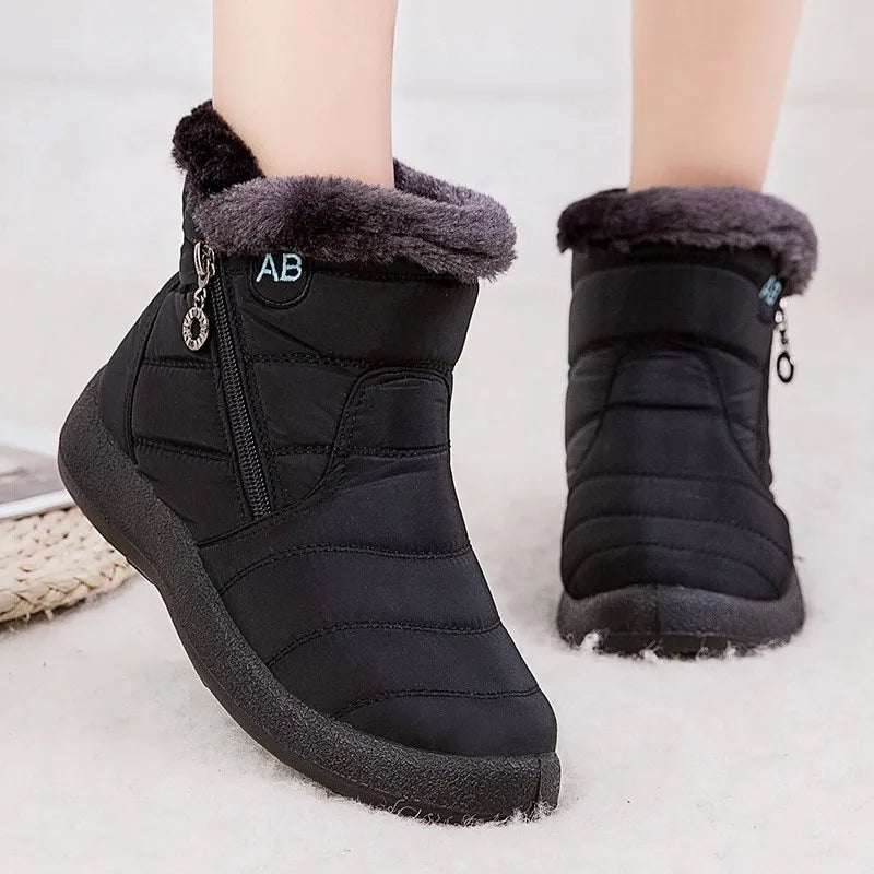 Botines negros de mujer forrados en polar, cómodos y casuales.
