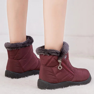 Botines negros de mujer forrados en polar, cómodos y casuales.