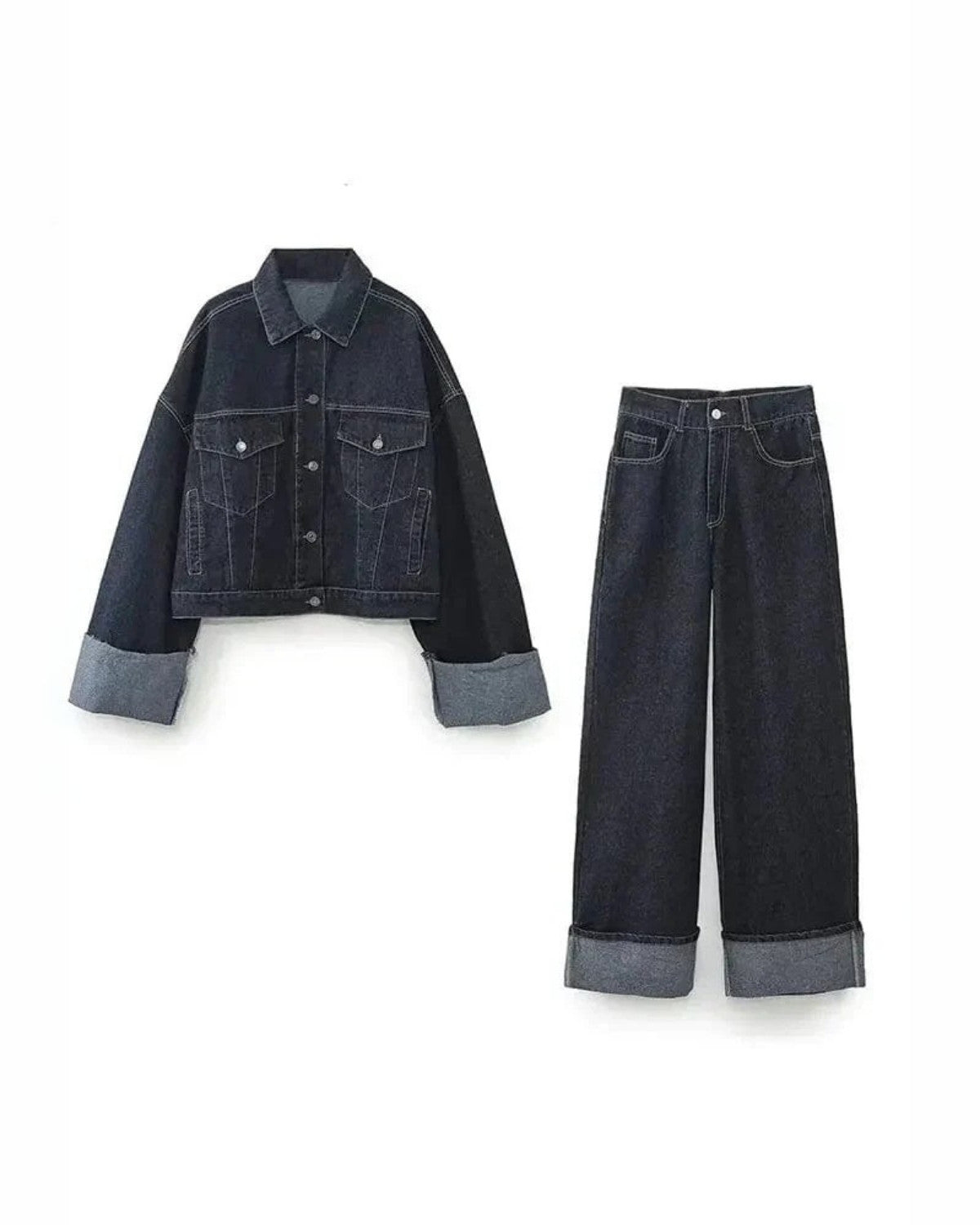 Veste en jean noir oversize et pantalon large assorti, style décontracté, manches et ourlets retroussés, mode tendance automne-hiver.