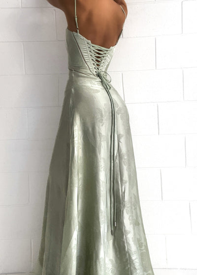 Maxi-robe satinée | Bretelles spaghetti & design cintré | Glamour élégant