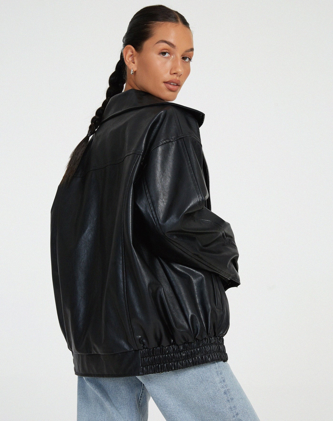 Elegante chaqueta de cuero extragrande: cómoda y moderna para el día a día.