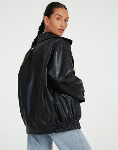 Elegante chaqueta de cuero extragrande: cómoda y moderna para el día a día.