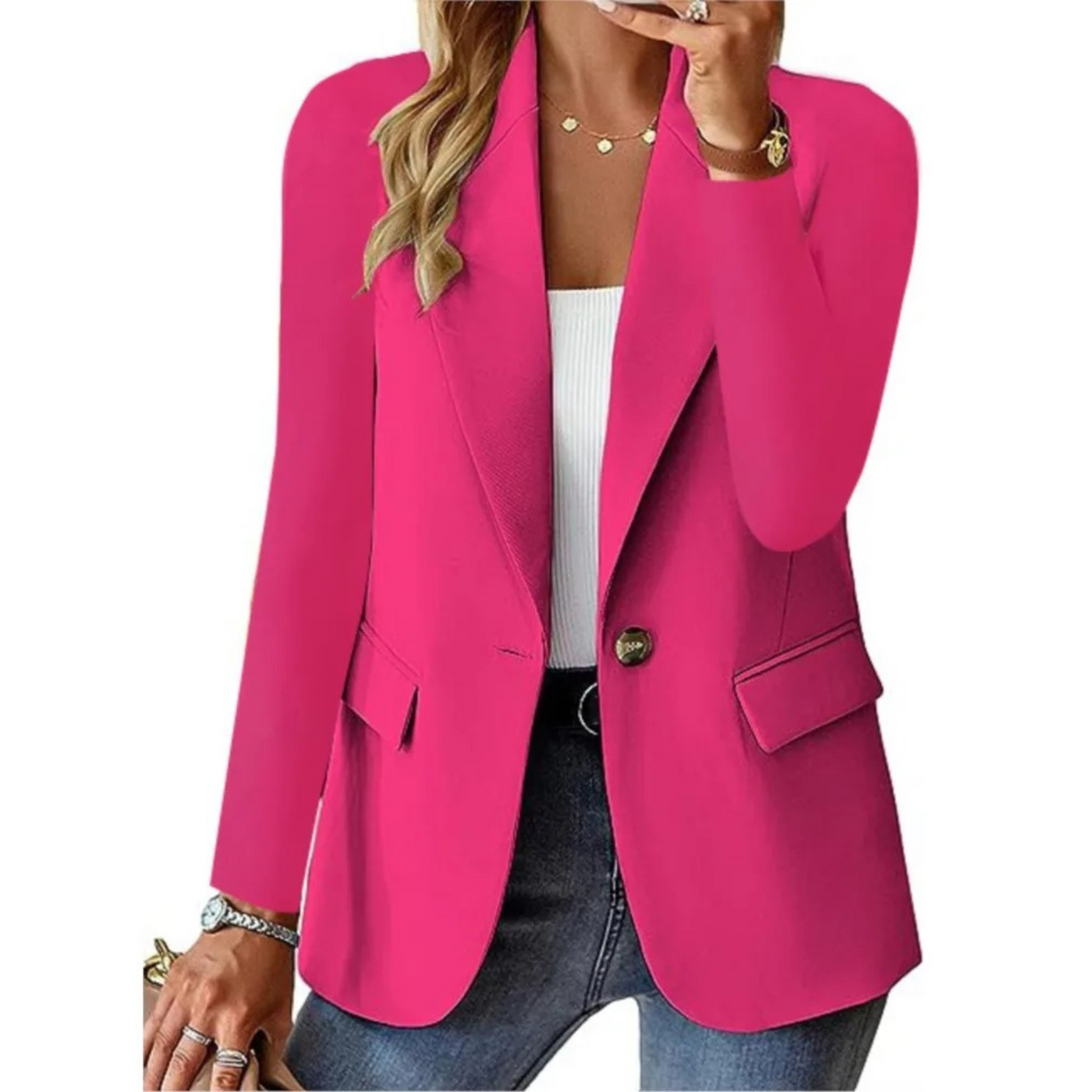 Blazer femme rose vif, élégant et moderne, porté avec un top blanc et un jean. Mode féminine, tenue chic, style décontracté.