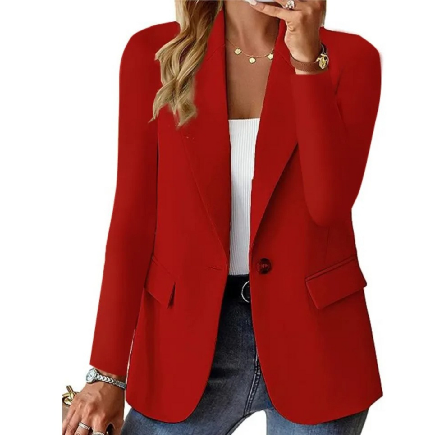 Femme portant un blazer rouge élégant, chemise blanche, jean bleu, accessoires dorés. Mode féminine chic, tenue professionnelle moderne.