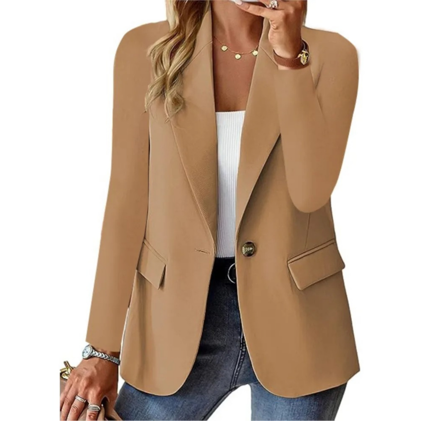 Blazer femme beige élégant, manches longues, porté avec un top blanc et un jean. Mode chic, tenue décontractée, style moderne.