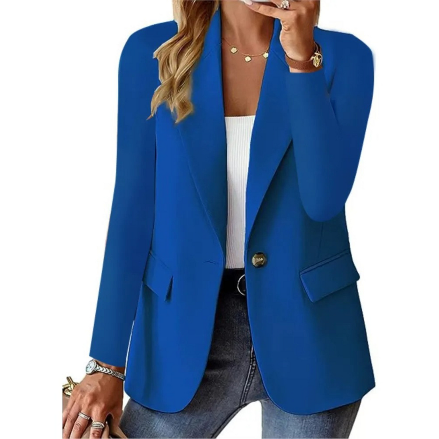 Femme portant un blazer bleu élégant, chemise blanche, jeans, montre dorée et collier. Mode féminine, tenue chic, style décontracté.
