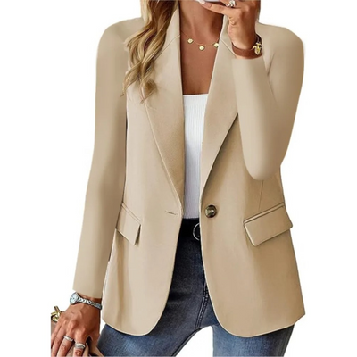 Blazer beige femme élégant, manches longues, porté avec un top blanc et un jean. Mode féminine chic, tenue décontractée, style moderne.