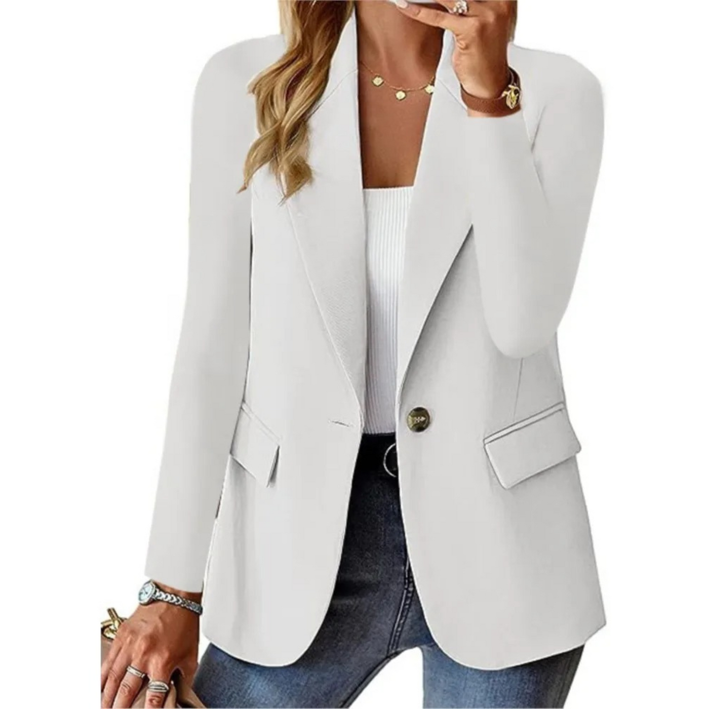 Blazer femme blanc élégant, manches longues, porté avec un top blanc et un jean. Mode chic, tenue décontractée, style moderne.
