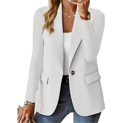 Blazer femme blanc élégant, manches longues, porté avec un top blanc et un jean. Mode chic, tenue décontractée, style moderne.
