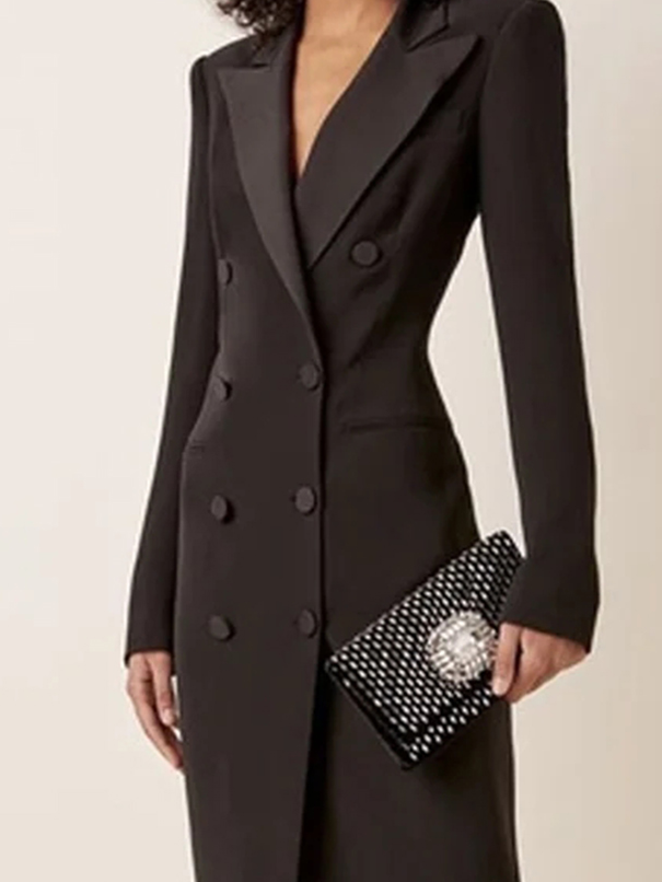 Robe blazer noire élégante à double boutonnage, tenue chic pour femme, accessoirisée d'une pochette noire ornée de perles, mode soirée tendance.