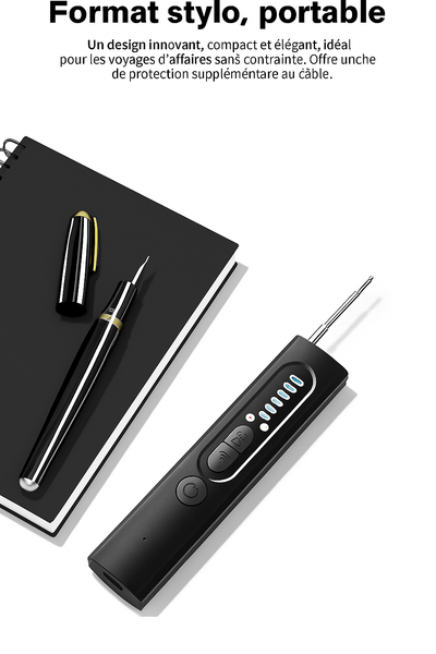 Stylo numérique noir élégant avec écran LED, boutons de contrôle, posé sur un carnet noir avec stylo-plume doré, idéal pour voyages d'affaires.