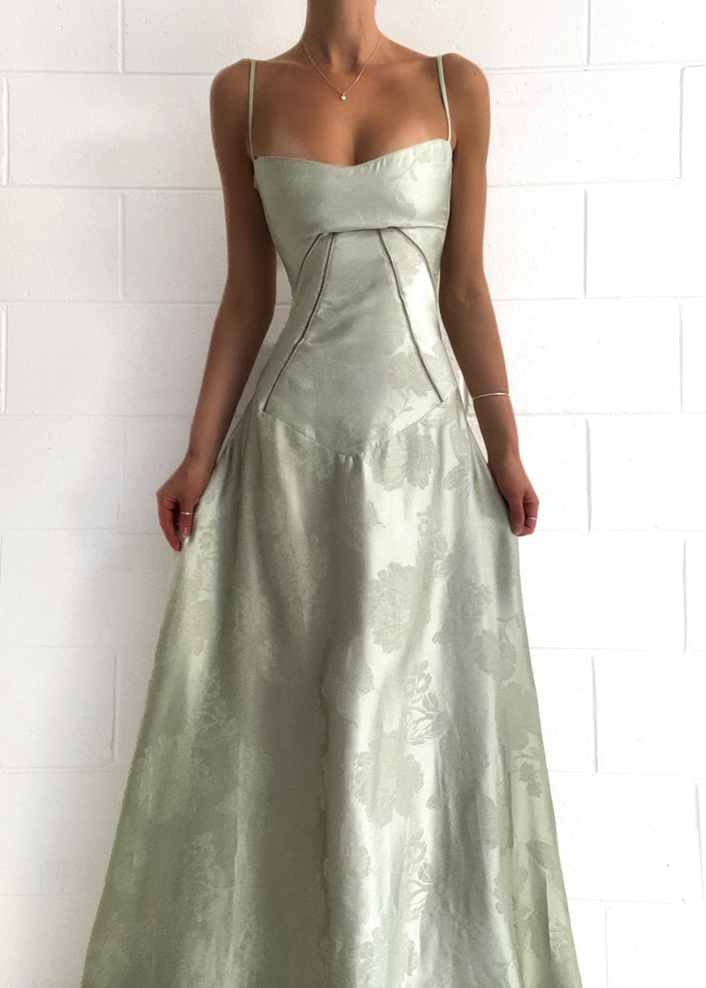 Maxi-robe satinée | Bretelles spaghetti & design cintré | Glamour élégant