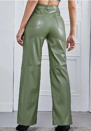 Pantalon en cuir vert pour femme, taille haute, coupe droite, poches arrière, style moderne et élégant, mode automne-hiver.