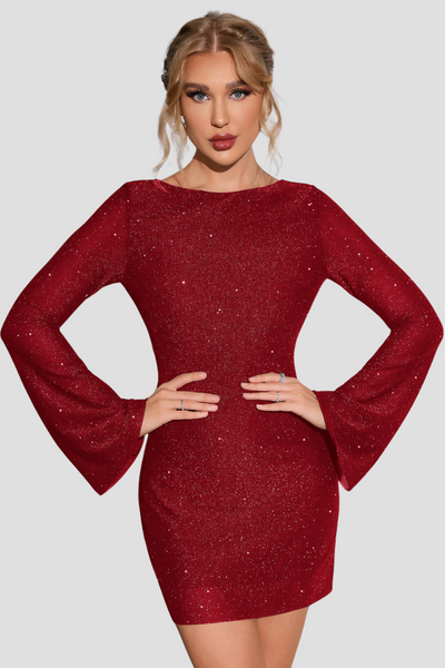 Robe rouge pailletée à manches longues évasées, élégante et chic, idéale pour soirées et événements spéciaux. Mode féminine tendance.