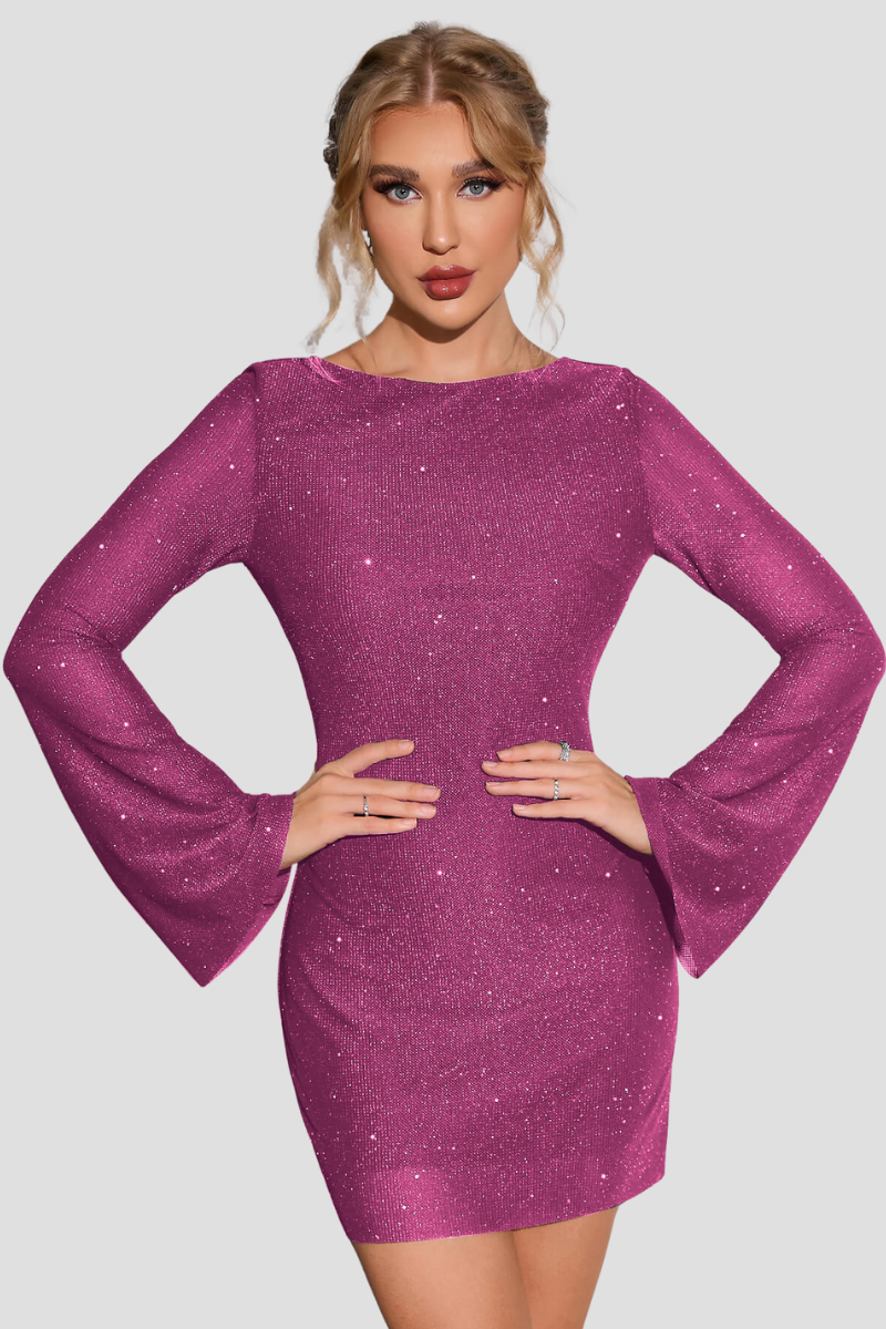 Robe rose pailletée à manches longues évasées, portée par une femme. Mode élégante, tenue de soirée glamour, style chic et tendance.