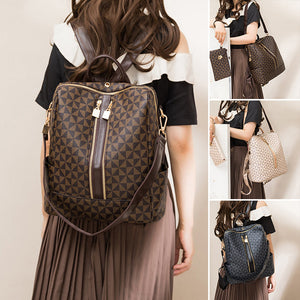 Femme portant un sac à dos élégant en cuir avec motif géométrique, disponible en marron, beige et noir. Accessoire mode tendance et pratique.