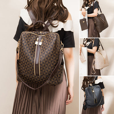 Femme portant un sac à dos élégant en cuir avec motif géométrique, disponible en marron, beige et noir. Accessoire mode tendance et pratique.