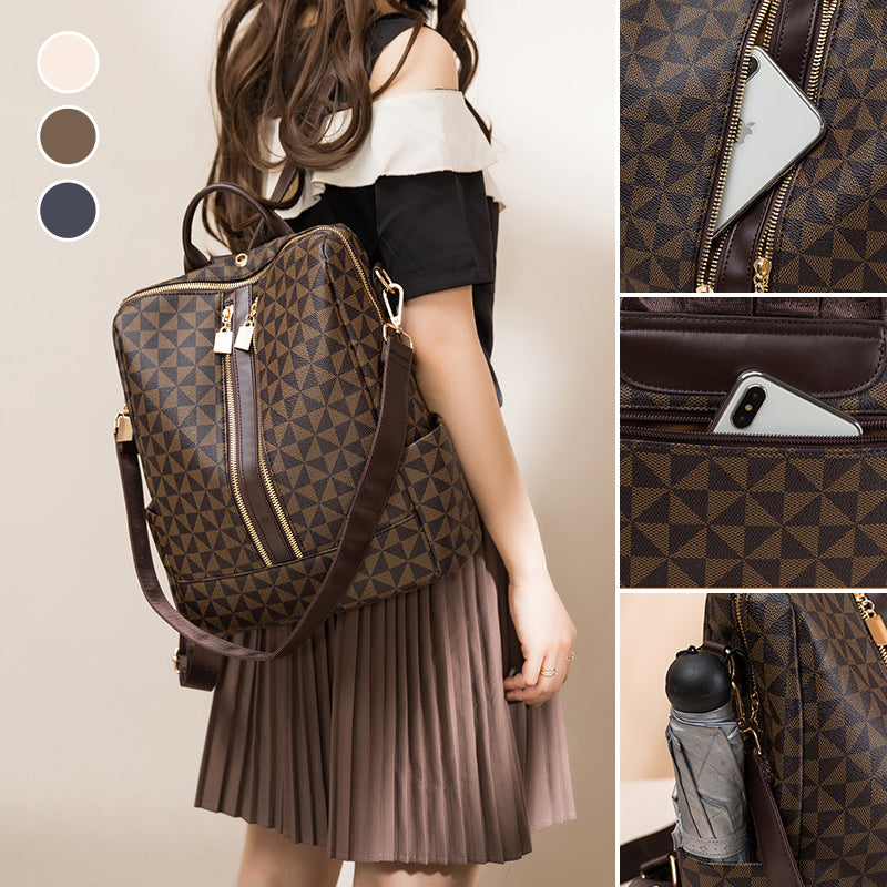 Sac à dos marron à motifs géométriques, porté par une femme. Compartiments pratiques avec téléphone et parapluie. Mode, accessoires, tendance.
