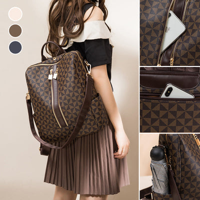 Sac à dos marron à motifs géométriques, porté par une femme. Compartiments pratiques avec téléphone et parapluie. Mode, accessoires, tendance.