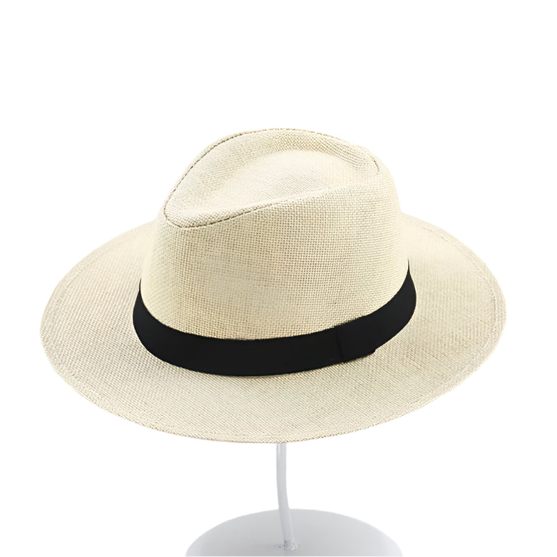 Chapeau Panama en paille beige avec ruban noir, élégant et intemporel, idéal pour l'été et les voyages. Accessoire mode classique et chic.