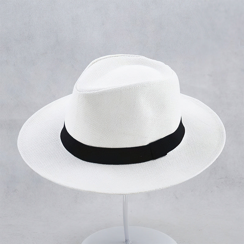 Chapeau Panama blanc élégant avec bande noire, style classique, accessoire de mode intemporel, idéal pour l'été et les occasions formelles.