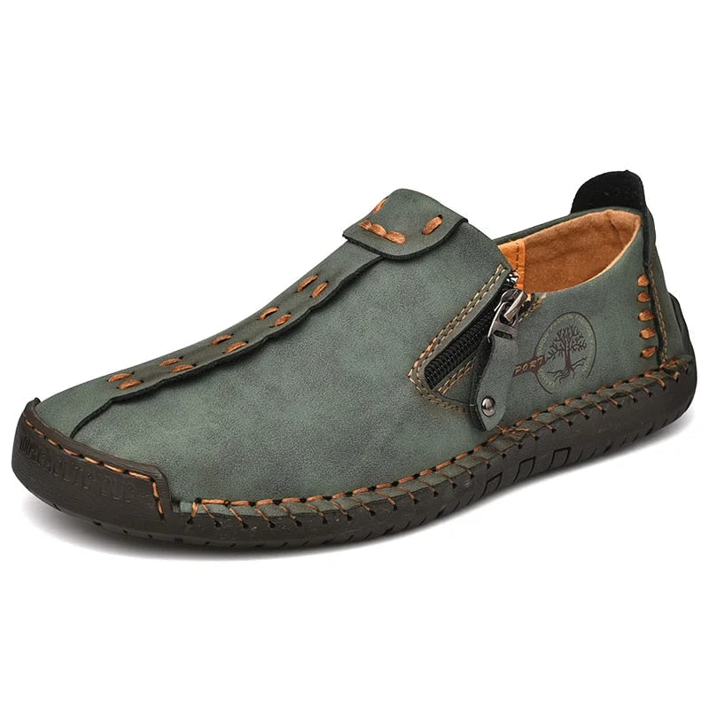Chaussure en cuir vert pour homme avec fermeture éclair latérale, coutures apparentes et semelle antidérapante. Style décontracté et confortable.