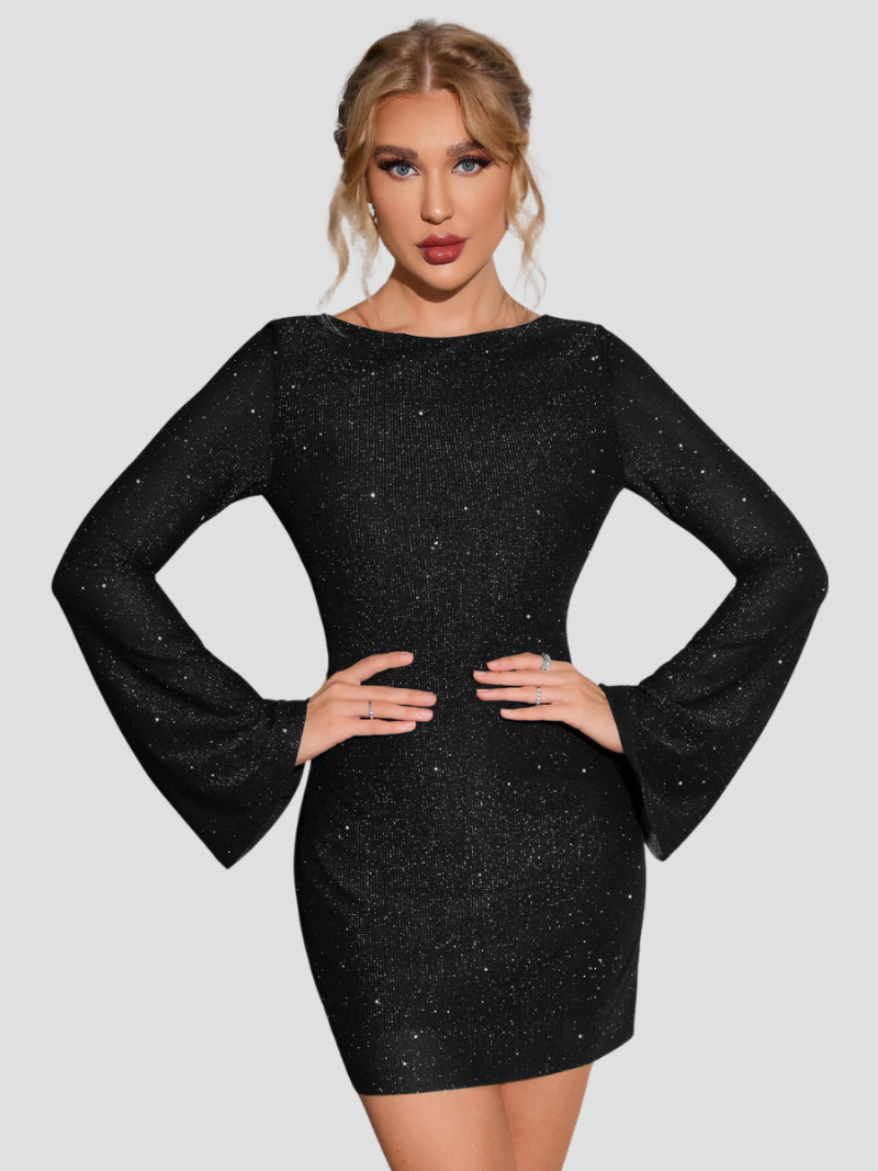 Robe noire pailletée à manches longues évasées, portée par une femme blonde sur fond gris. Mode élégante, tenue de soirée chic.