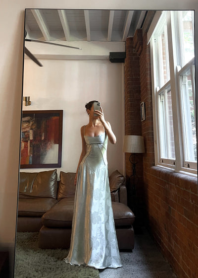 Maxi-robe satinée | Bretelles spaghetti & design cintré | Glamour élégant