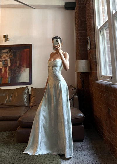 Maxi-robe satinée | Bretelles spaghetti & design cintré | Glamour élégant
