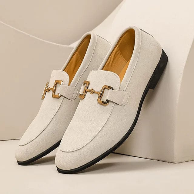 Mocassins blancs élégants pour hommes avec boucle dorée, semelle noire, design moderne et chic, parfaits pour tenues formelles et décontractées.