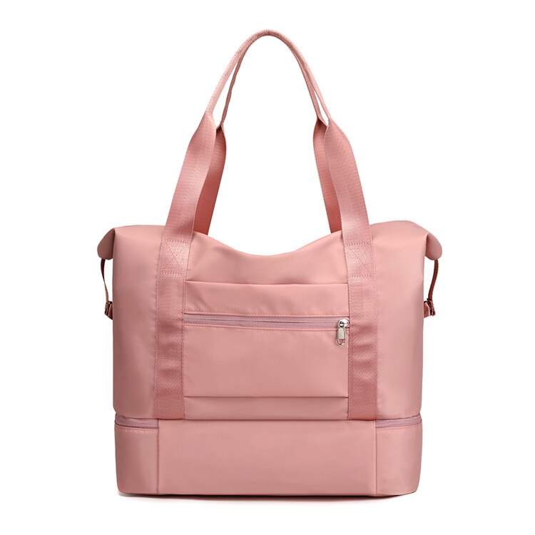 Sac de sport rose en nylon avec poches zippées, anses robustes et compartiment inférieur. Idéal pour fitness, voyage, rangement pratique.
