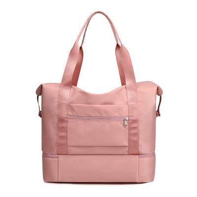 Sac de sport rose en nylon avec poches zippées, anses robustes et compartiment inférieur. Idéal pour fitness, voyage, rangement pratique.