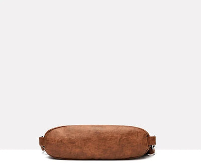 Sac banane en cuir marron sur fond blanc, design minimaliste, idéal pour mode urbaine et voyages. Accessoire tendance et pratique.