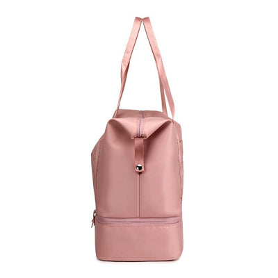 Sac à dos rose élégant avec fermeture éclair, design moderne et minimaliste, idéal pour le voyage ou l'école. Accessoire tendance et pratique.