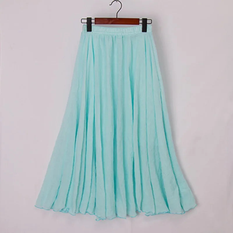Jupe longue plissée bleu clair en mousseline, suspendue sur un cintre. Mode féminine élégante, vêtement d'été tendance.