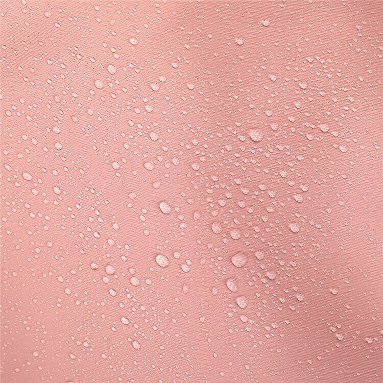 Gouttes d'eau sur fond rose, texture imperméable, surface résistante à l'eau, design moderne, esthétique minimaliste, protection contre l'humidité.